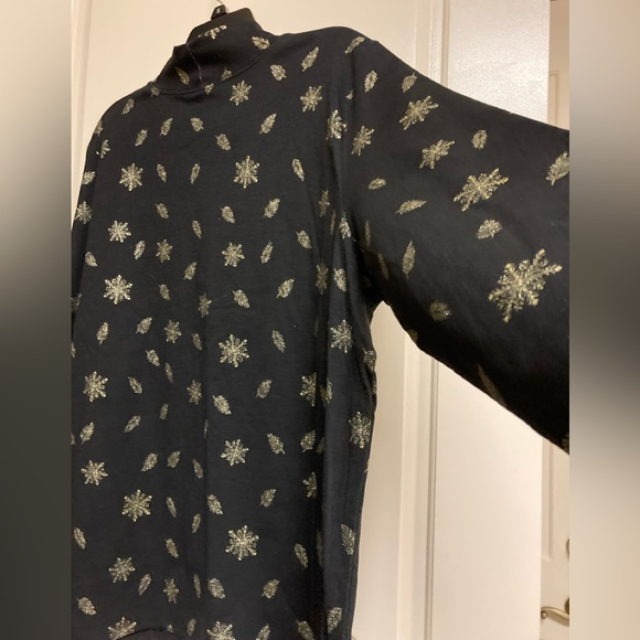 Karen Scott Tops - Karen Scott Shirt Top Size 2X Long-Sleeve Turtleneck NEW Snowflakes Winter Fun!